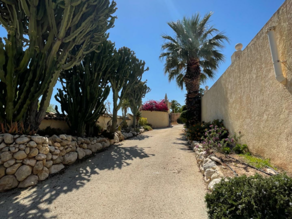 7-bedroom House In L’alfas Del Pi, Spain (972 M²)