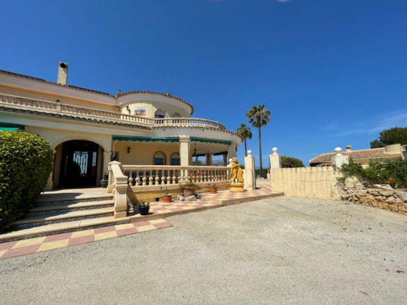 7-bedroom House In L’alfas Del Pi, Spain (972 M²)