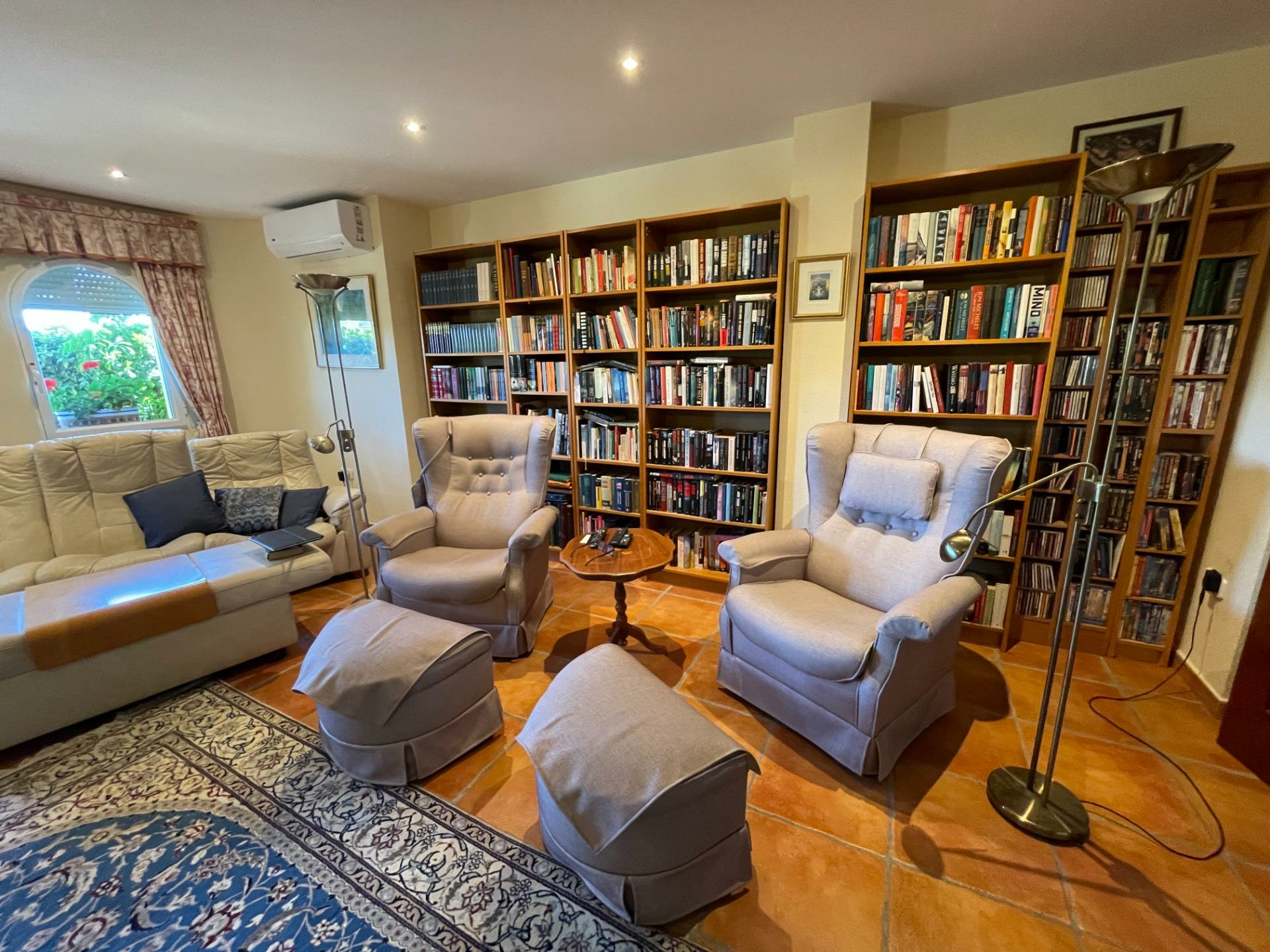 7-bedroom House In L’alfas Del Pi, Spain (972 M²)