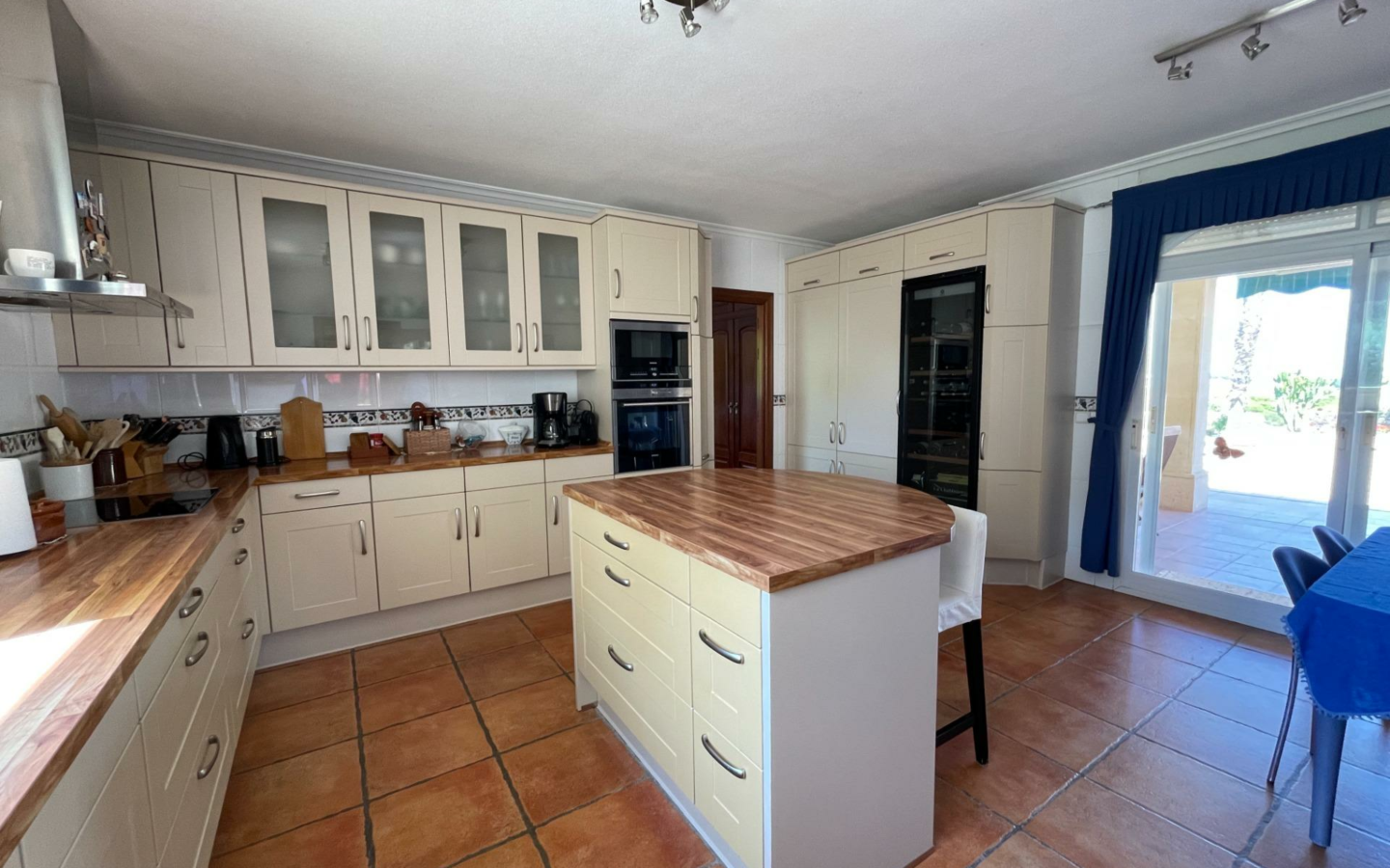 7-bedroom House In L’alfas Del Pi, Spain (972 M²)