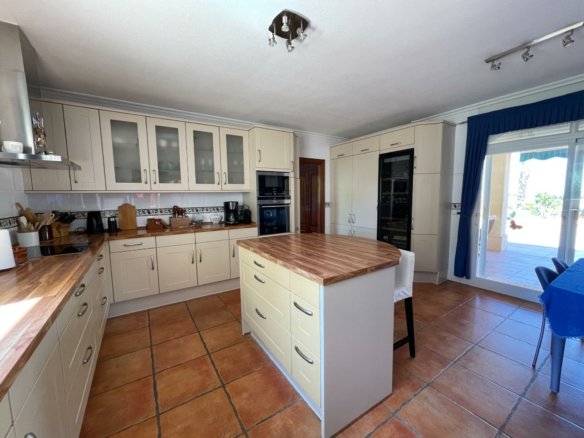 7-bedroom House In L’alfas Del Pi, Spain (972 M²)