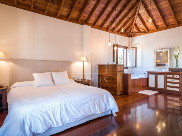4-bedroom Villa In Puerto De La Cruz, Spain (350 M²)