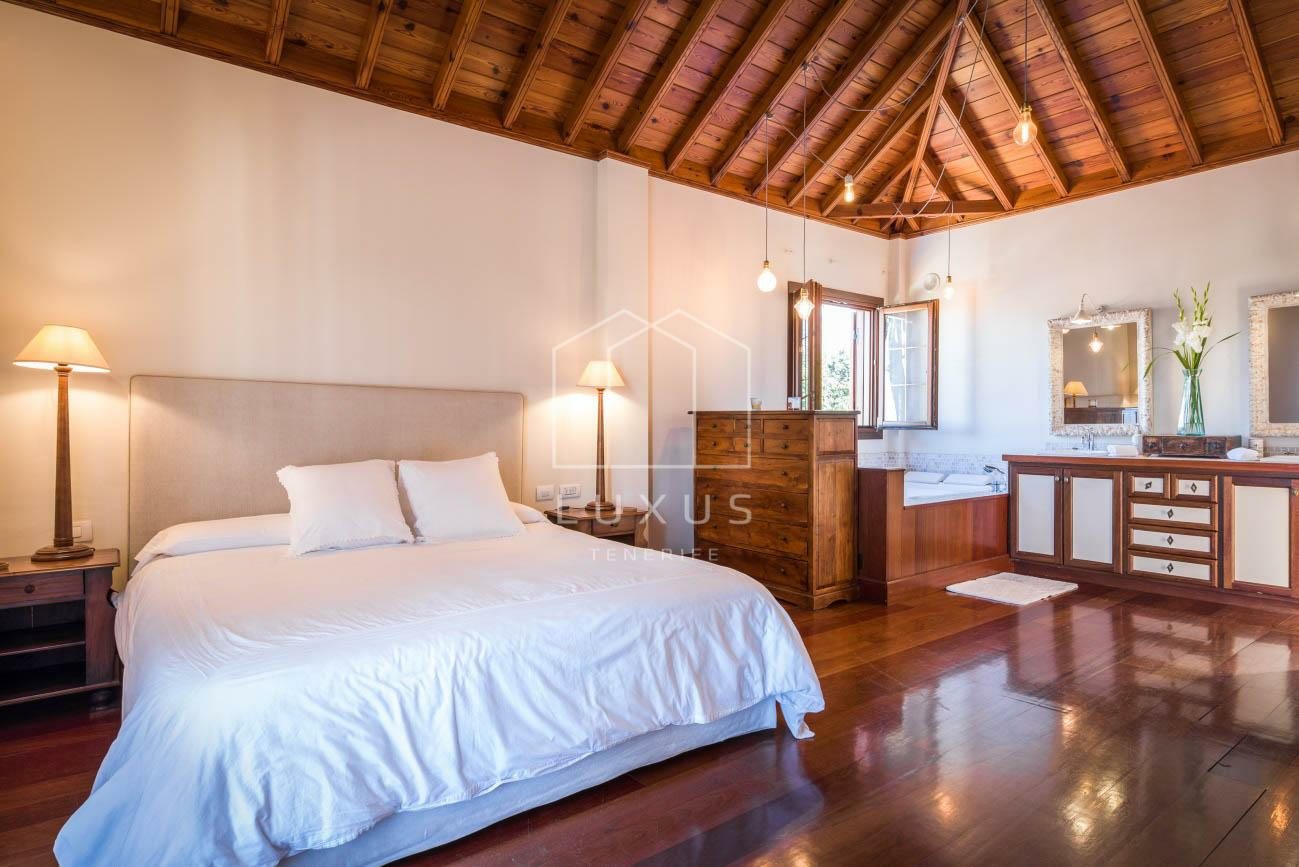 4-bedroom Villa In Puerto De La Cruz, Spain (350 M²)