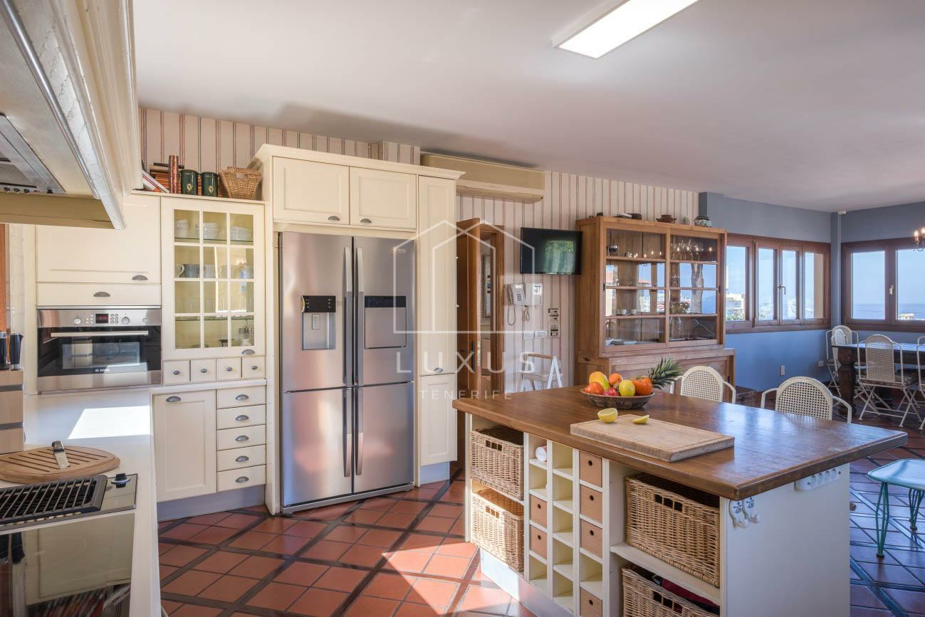 4-bedroom Villa In Puerto De La Cruz, Spain (350 M²)