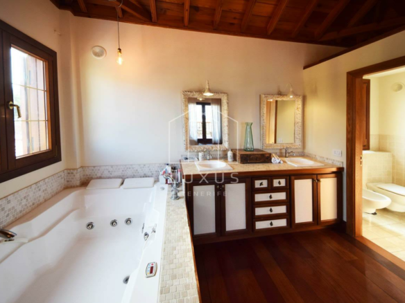 4-bedroom Villa In Puerto De La Cruz, Spain (350 M²)