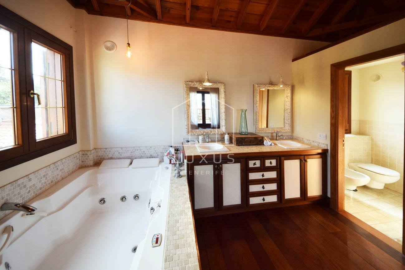 4-bedroom Villa In Puerto De La Cruz, Spain (350 M²)