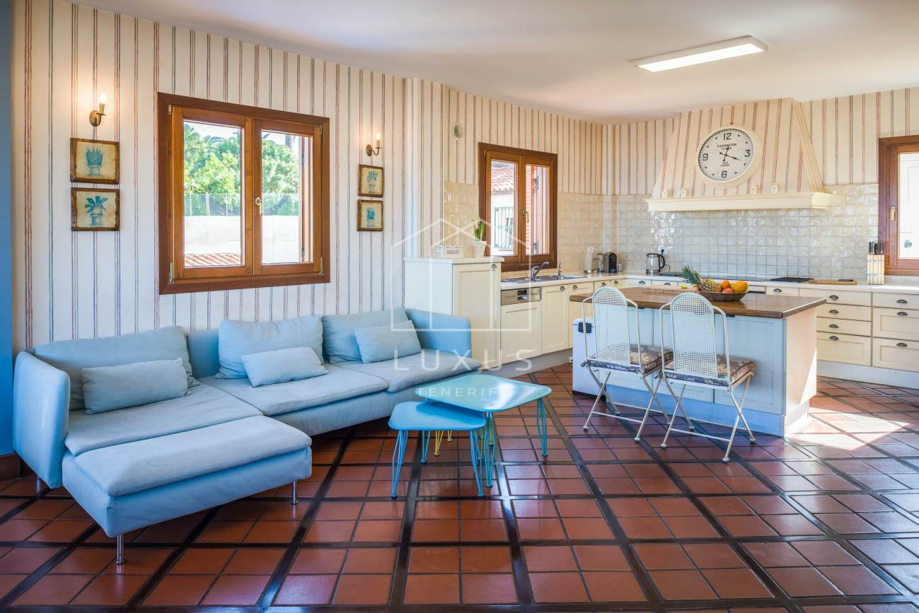 4-bedroom Villa In Puerto De La Cruz, Spain (350 M²)