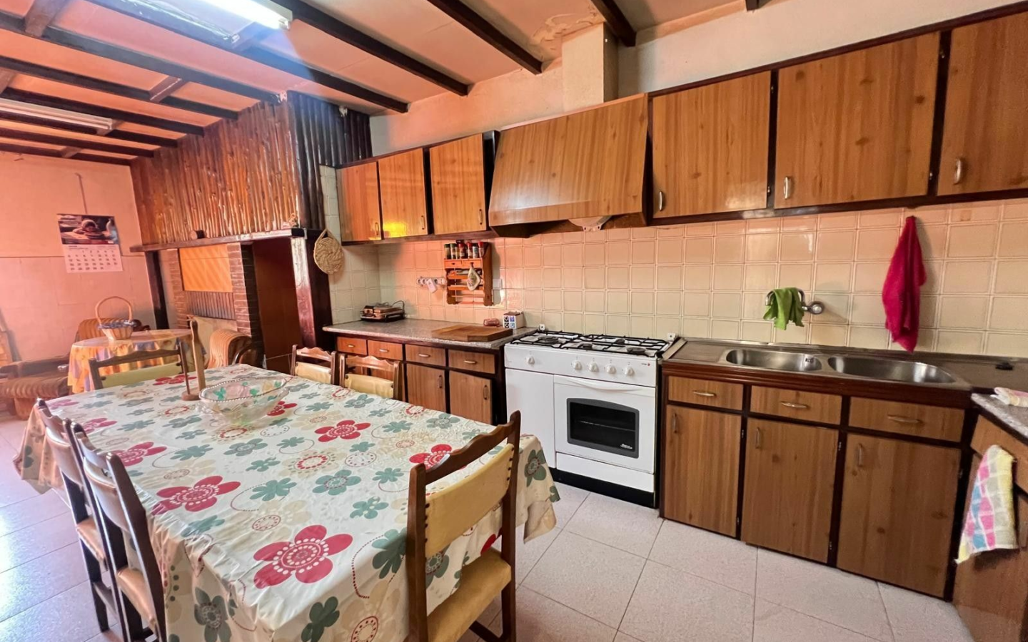 6-bedroom House In Pinoso, Spain (260 M²)