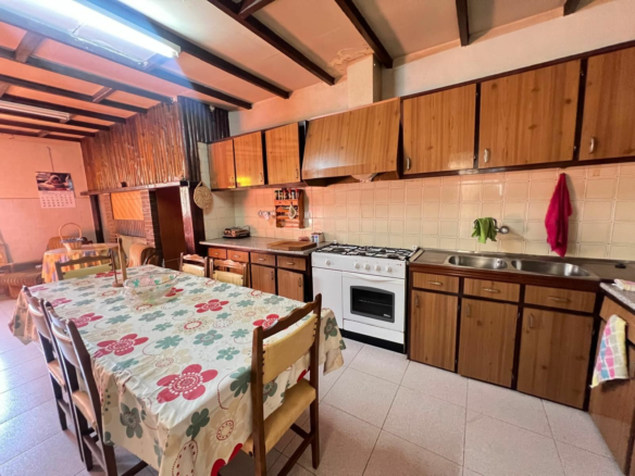 6-bedroom House In Pinoso, Spain (260 M²)