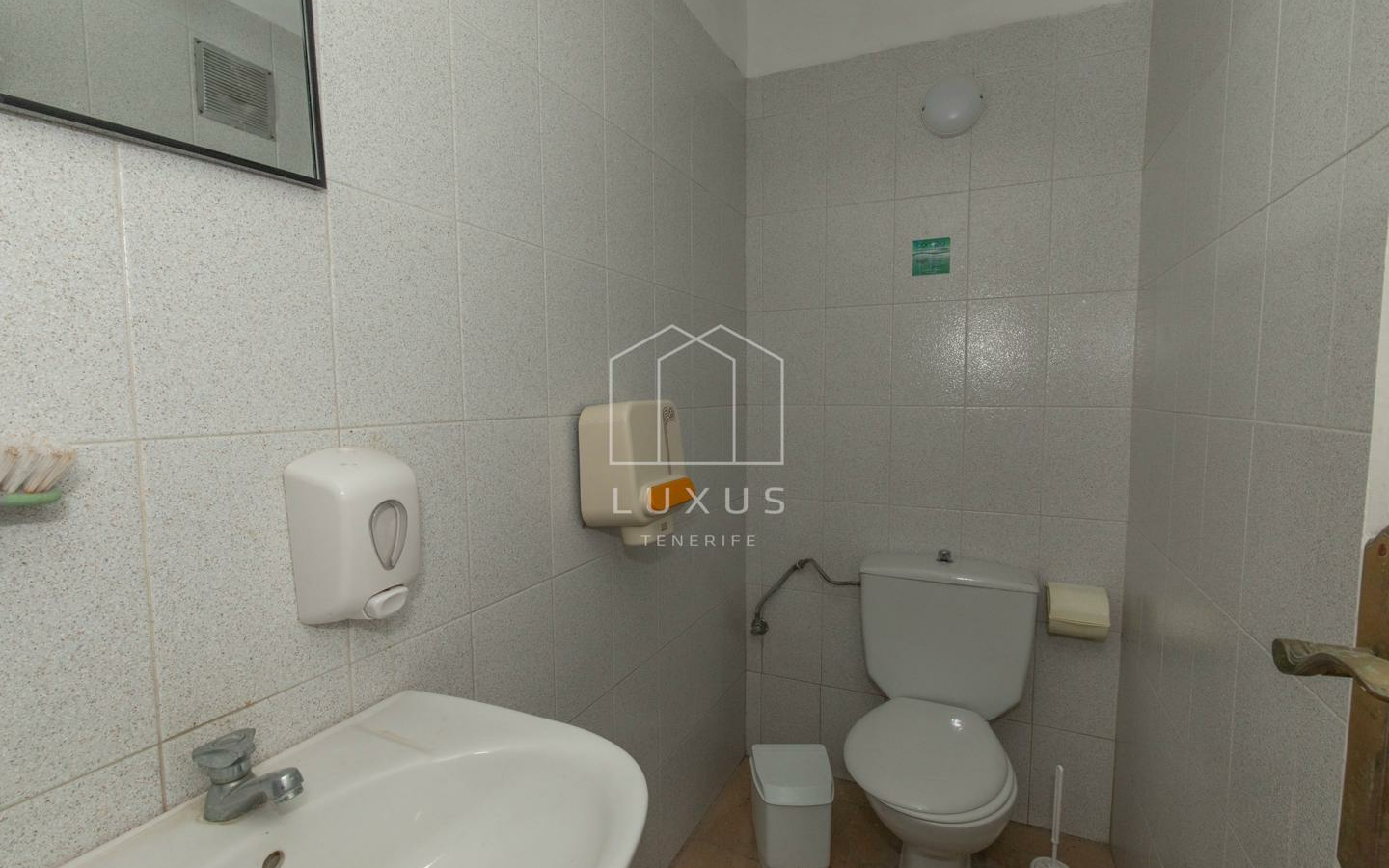 2-bedroom Shop In Puerto De La Cruz, Spain (130 M²)