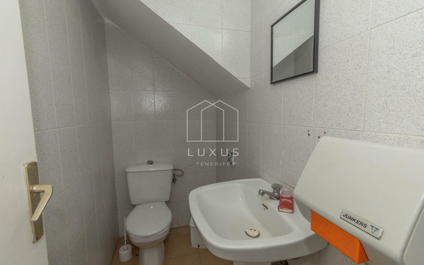 2-bedroom Shop In Puerto De La Cruz, Spain (130 M²)