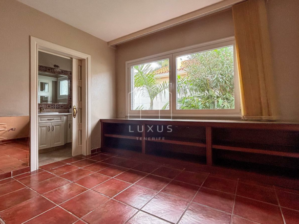 3-bedroom Villa In Puerto De La Cruz, Spain (160 M²)
