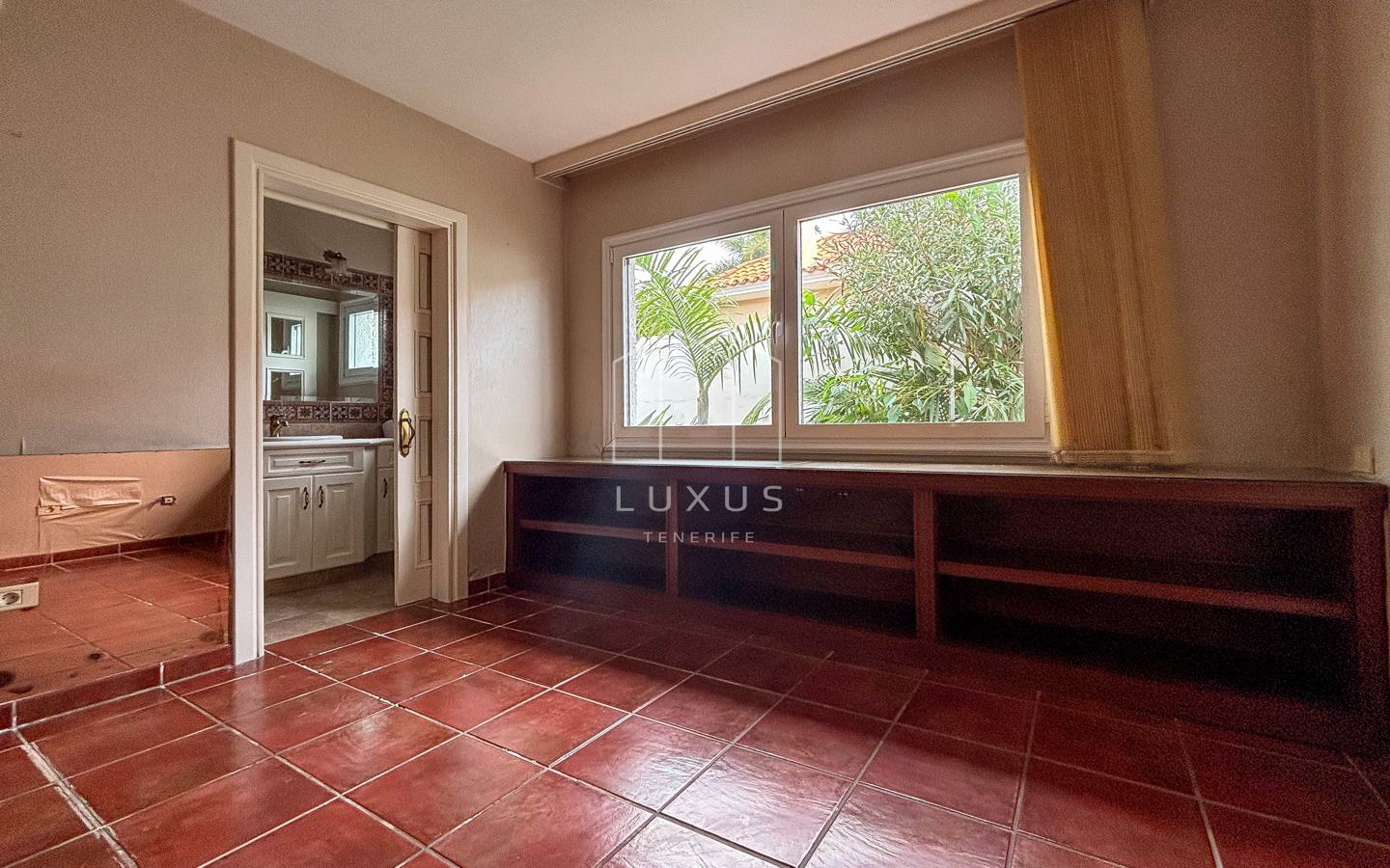 3-bedroom Villa In Puerto De La Cruz, Spain (160 M²)