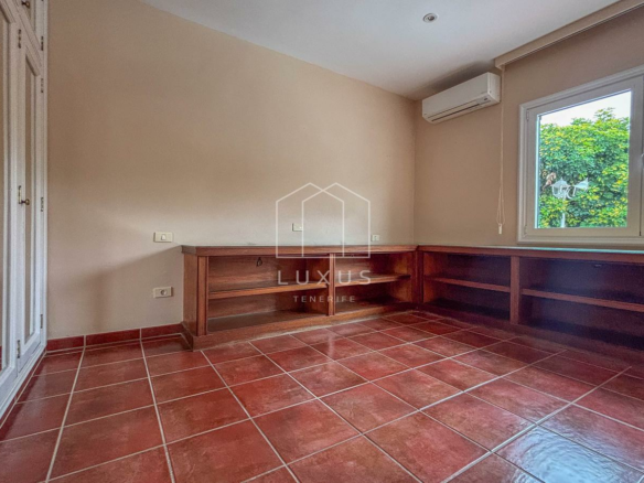 3-bedroom Villa In Puerto De La Cruz, Spain (160 M²)