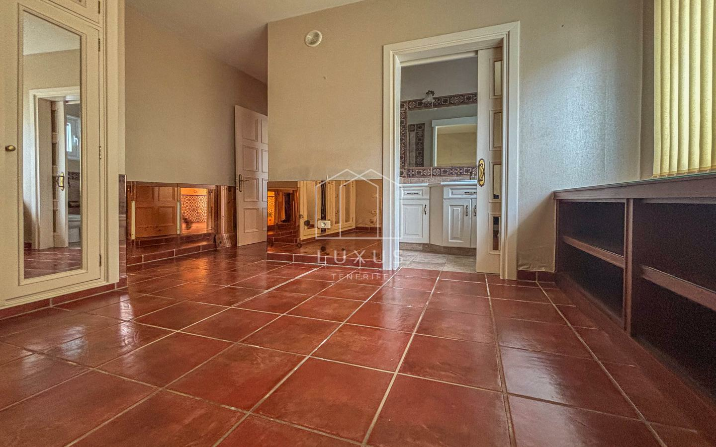 3-bedroom Villa In Puerto De La Cruz, Spain (160 M²)