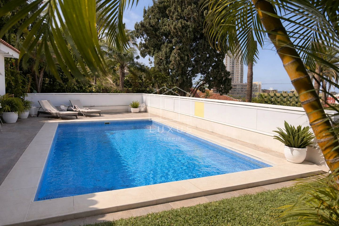 2-bedroom Villa In Puerto De La Cruz, Spain (215 M²)