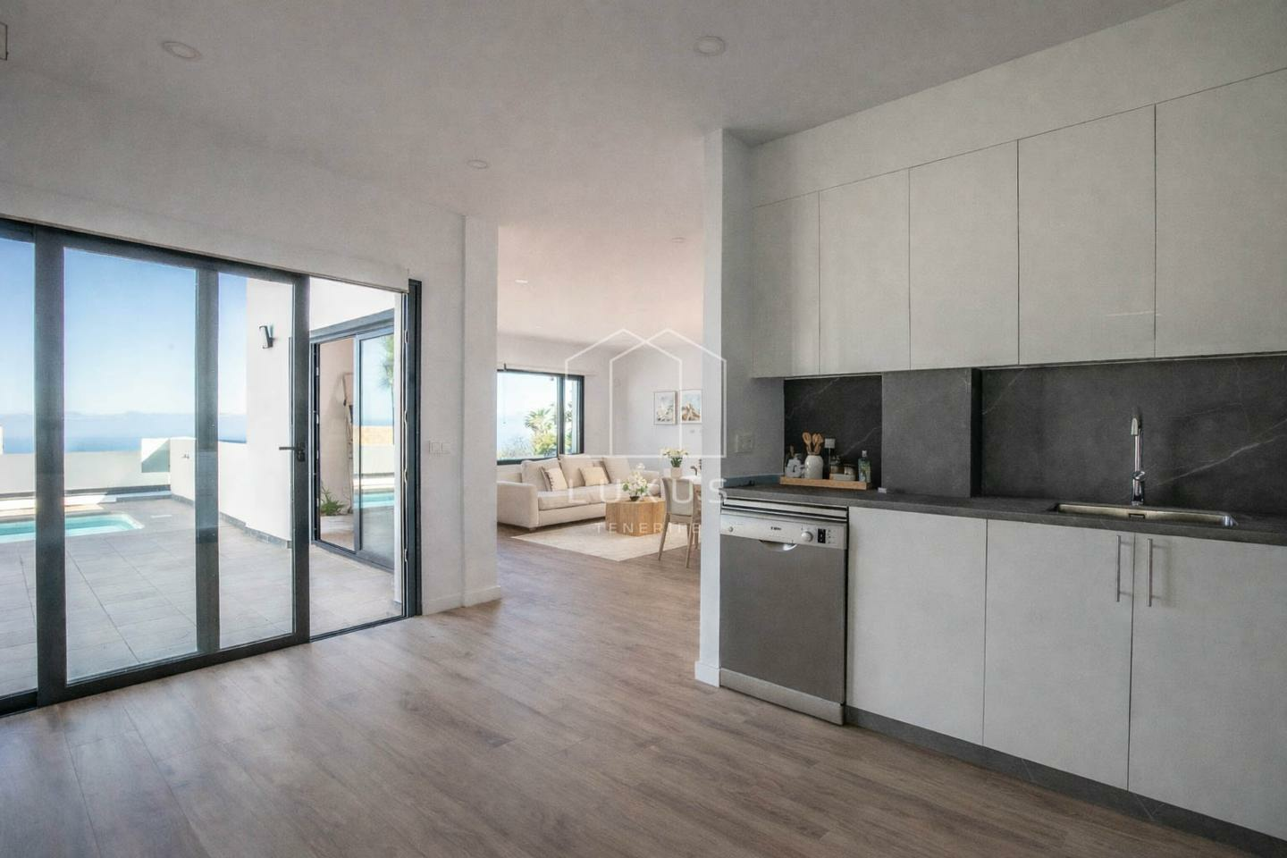 4244086-f416e510-980879 3-bedroom Villa In El Sauzal, Spain (195 M²)
