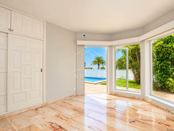3-bedroom Villa In Puerto De La Cruz, Spain (215 M²)