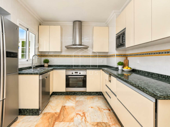 3-bedroom Villa In Puerto De La Cruz, Spain (215 M²)