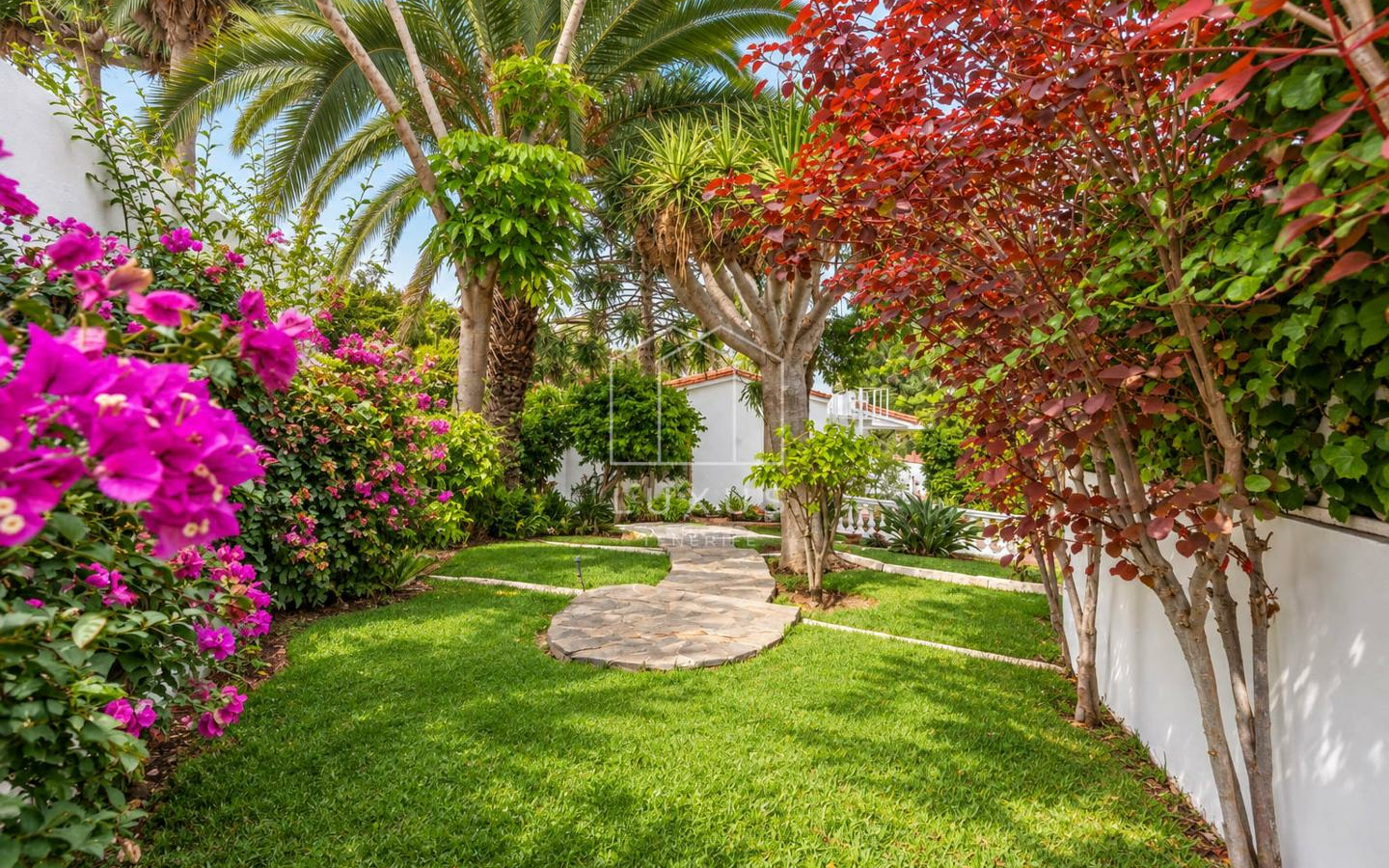 3-bedroom Villa In Puerto De La Cruz, Spain (215 M²)