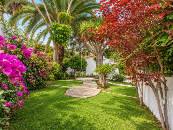 3-bedroom Villa In Puerto De La Cruz, Spain (215 M²)