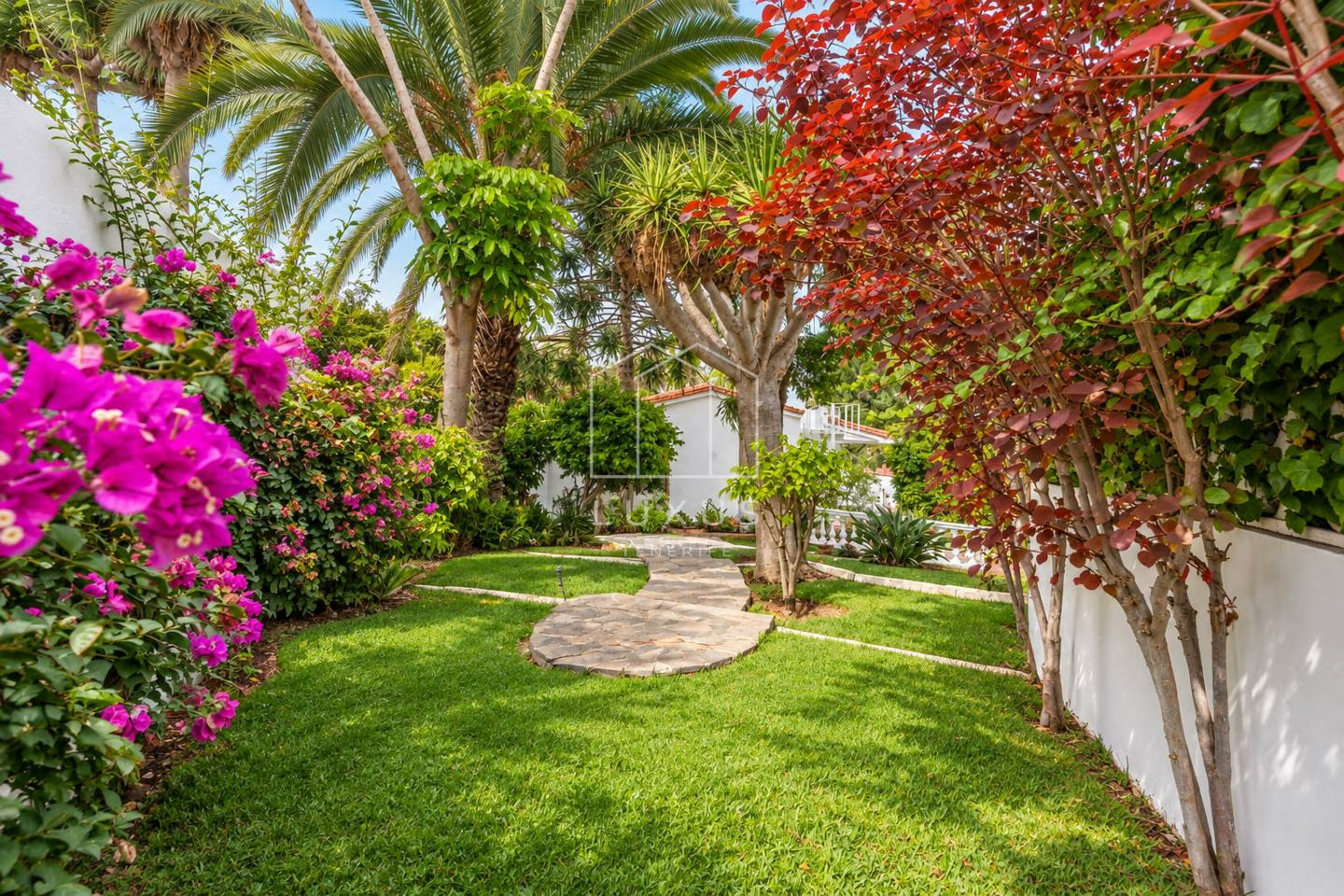 3-bedroom Villa In Puerto De La Cruz, Spain (215 M²)