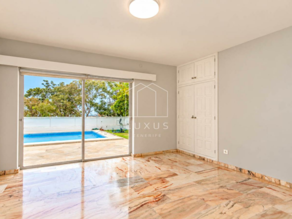3-bedroom Villa In Puerto De La Cruz, Spain (215 M²)