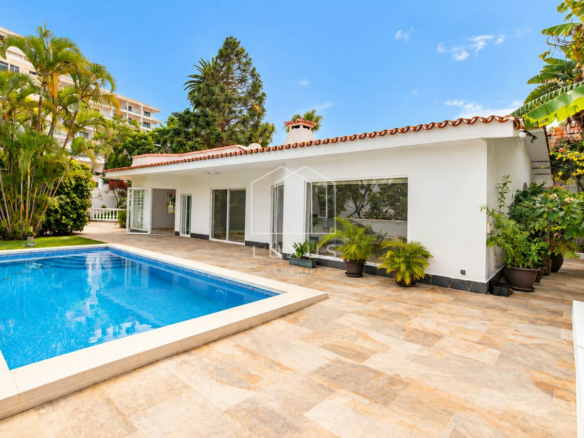3-bedroom Villa In Puerto De La Cruz, Spain (215 M²)