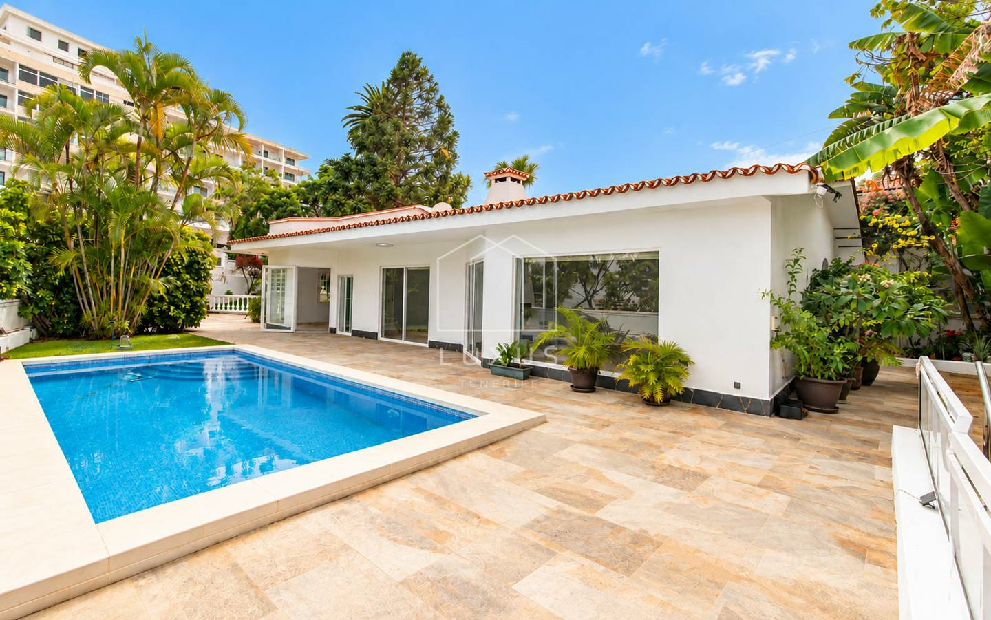 3-bedroom Villa In Puerto De La Cruz, Spain (215 M²)