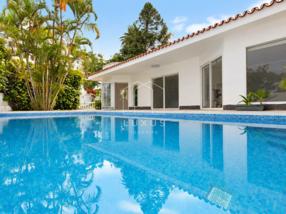 3-bedroom Villa In Puerto De La Cruz, Spain (215 M²)