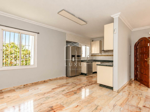 3-bedroom Villa In Puerto De La Cruz, Spain (215 M²)
