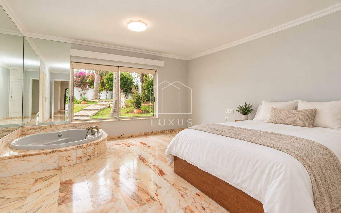 3-bedroom Villa In Puerto De La Cruz, Spain (215 M²)