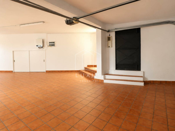 3-bedroom Villa In Puerto De La Cruz, Spain (215 M²)