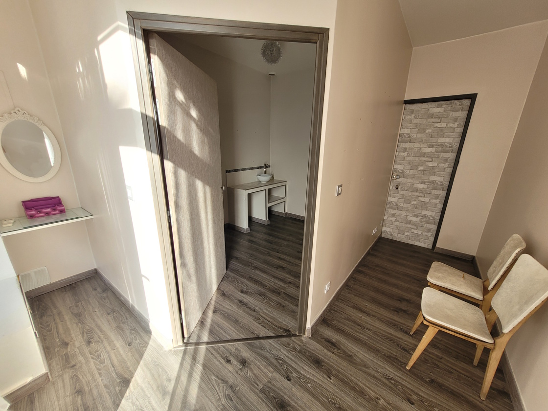 Commercial In Saint Genies De Fontedit, France (19 M²)