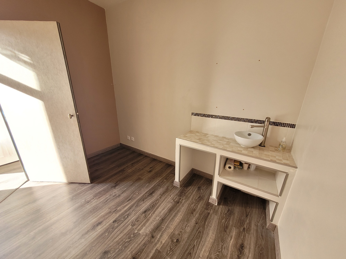 Commercial In Saint Genies De Fontedit, France (19 M²)