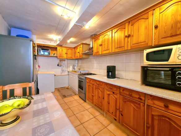 4-bedroom House In Autignac, France (70 M²)