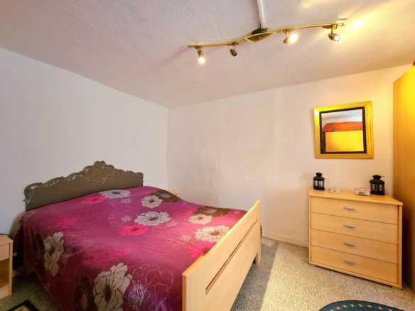 4-bedroom House In Autignac, France (70 M²)