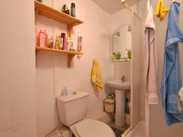 4-bedroom House In Autignac, France (70 M²)