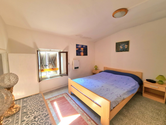 4-bedroom House In Autignac, France (70 M²)