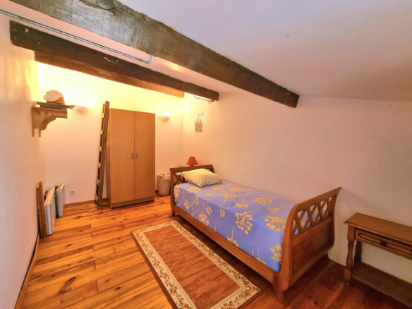 4-bedroom House In Autignac, France (70 M²)
