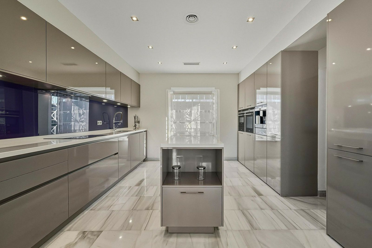 5-bedroom House In Guadalmina Alta, Spain (357 M²)