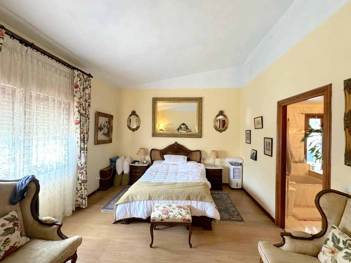 5-bedroom House In Estepona, Spain (450 M²)