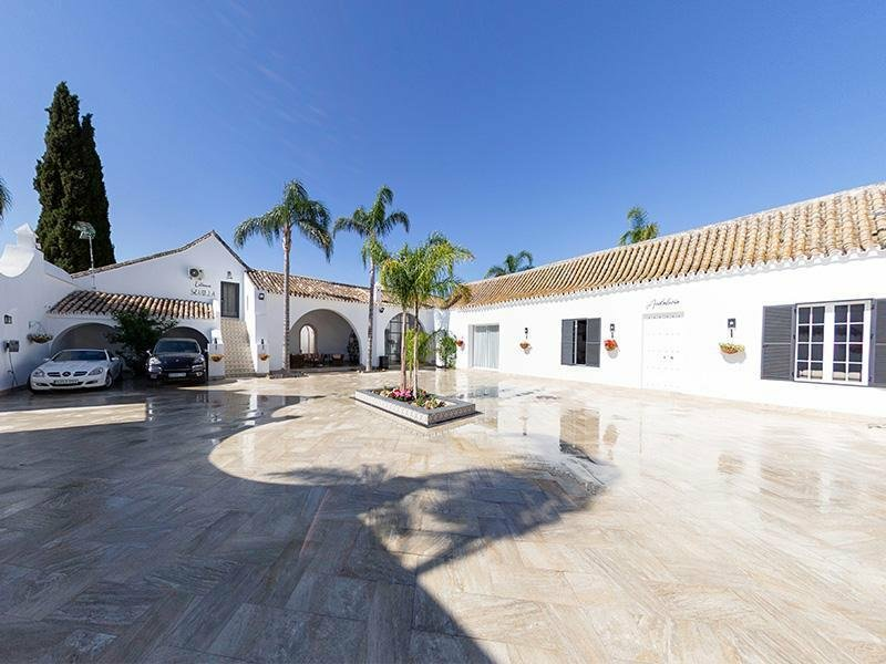 7-bedroom Finca In Las Cabezas De San Juan, Spain (2.100 M²)