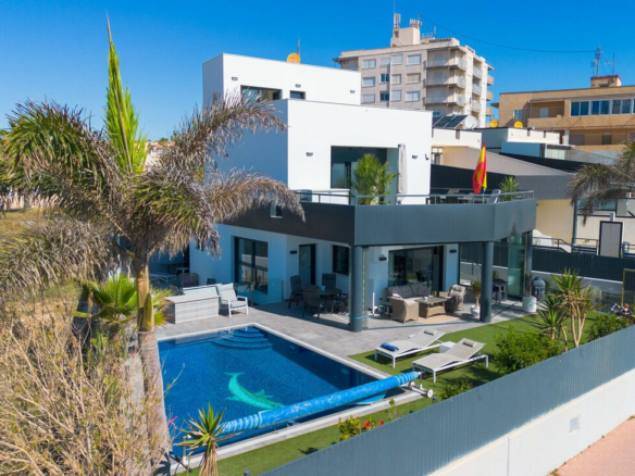 4-bedroom Villa In Torrevieja, Spain
