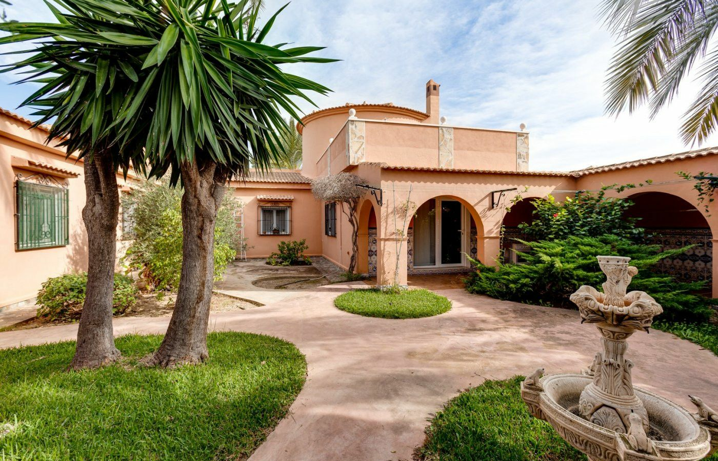 5-bedroom Villa In Torrevieja, Spain (568 M²)