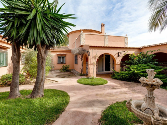 5-bedroom Villa In Torrevieja, Spain (568 M²)