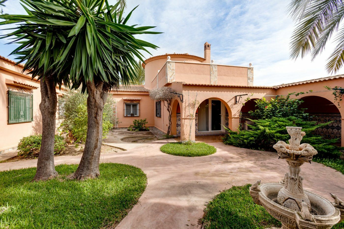 5-bedroom Villa In Torrevieja, Spain (568 M²)