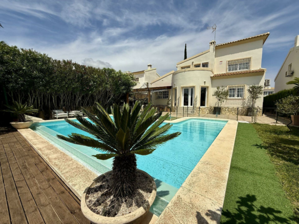 4-bedroom Villa In Orihuela Costa, Spain (137 M²)