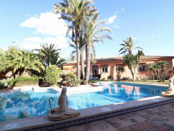 5-bedroom Villa In Torrevieja, Spain (380 M²)