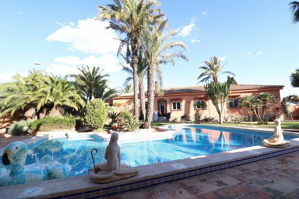 5-bedroom Villa In Torrevieja, Spain (380 M²)